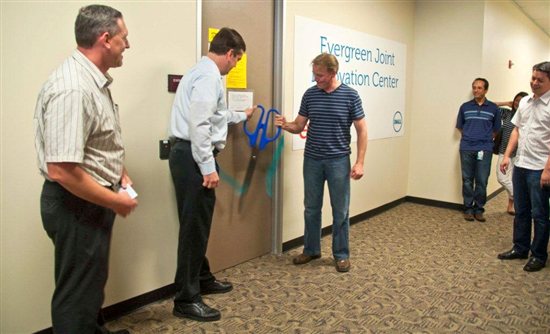 Forrest Norrod, VP and GM of Dell Server Solutions and Dean Nelson, VP of Global Foundation Services at eBay cut the ribbon at the opening of the Evergreen Joint Innovation Center