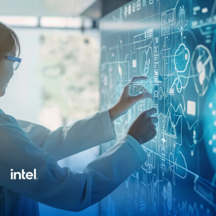 Illustrasjonsbilde fra Intel av kvinne som står foran stor touch-skjerm