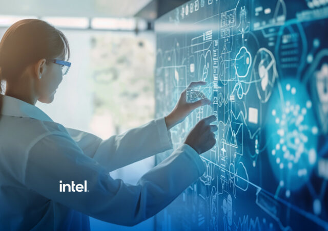 Illustrasjonsbilde fra Intel av kvinne som står foran stor touch-skjerm