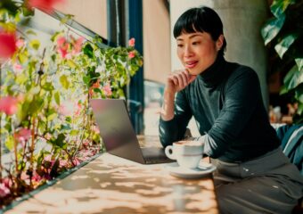 Woman Sitting in a Cafe Working on her XPS 14 DA14260 Laptop XPS 16